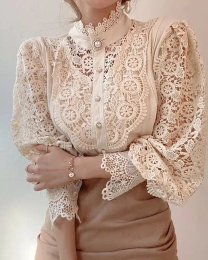 Blouse bohème en dentelle ornée de fleurs — BOHERIS