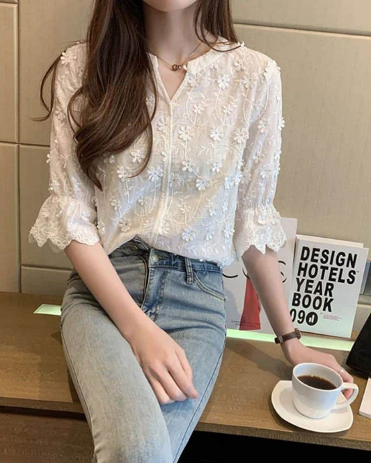 Blouse bohème blanche décontractée ornée de fleurs — BOHERIS
