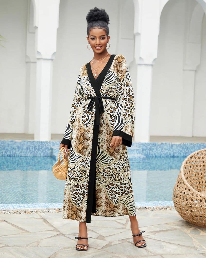 Kimono Femme Imprimé Savane Élégant porté par une femme avec un sac dans la main devant une piscine