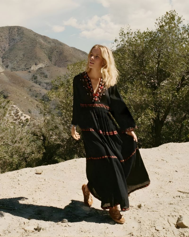 Robe longue bohème noire brodée — vue 7