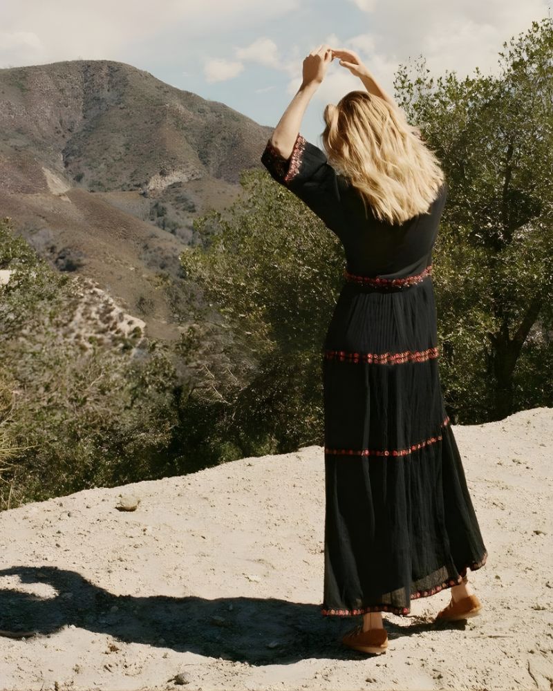 Robe longue bohème noire brodée — vue 8